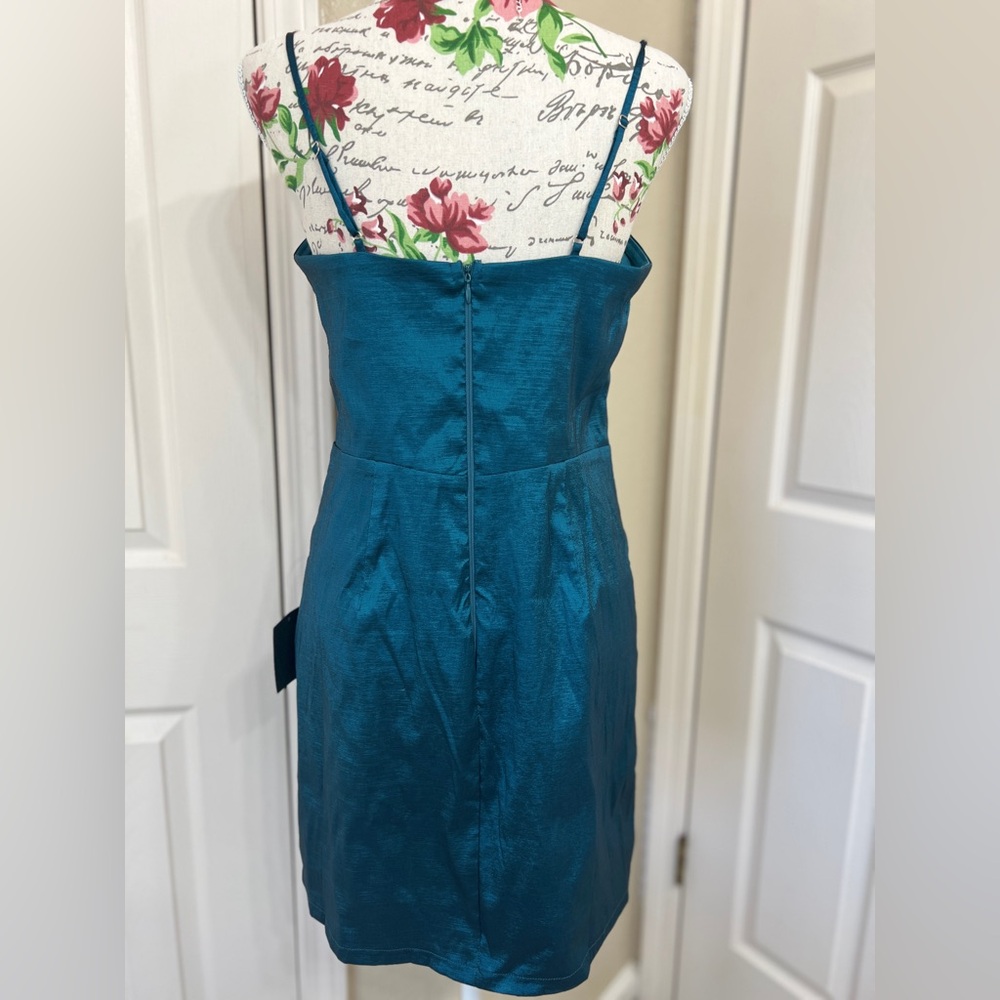 Elegant Teal Dress with Pearl Detailing - Picture 7 of 13